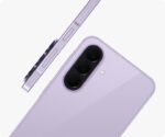 يظهر هاتف Galaxy A37 5G باللون اللافندر الأوسوم بزاوية من الخلف، لإبراز نتوء الكاميرا الذي يضم الكاميرا ثلاثية العدسات. يظهر هاتف Galaxy A37 5G آخر باللون اللافندر الأوسوم من منظر جانبي، لإبراز التصميم النحيف.