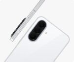 يظهر هاتف Galaxy A37 5G باللون الأبيض الأوسوم بزاوية من الخلف، لإبراز نتوء الكاميرا الذي يضم الكاميرا ثلاثية العدسات. ويظهر هاتف Galaxy A37 5G آخر باللون الأبيض الأوسوم من منظر جانبي، لإبراز التصميم النحيف.