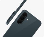 يظهر هاتف Galaxy A37 5G باللون الأخضر المائل للرمادي الأوسوم بزاوية من الخلف، لإبراز نتوء الكاميرا الذي يضم الكاميرا ثلاثية العدسات. ويظهر هاتف Galaxy A37 5G آخر باللون الأخضر المائل للرمادي الأوسوم من منظر جانبي، لإبراز التصميم النحيف.