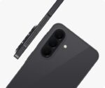 يظهر هاتف Galaxy A37 5G باللون الرمادي التشاركول الأوسوم بزاوية من الخلف، لإبراز نتوء الكاميرا الذي يضم الكاميرا ثلاثية العدسات. ويظهر هاتف Galaxy A37 5G آخر باللون الرمادي التشاركول الأوسوم من منظر جانبي، لإبراز التصميم النحيف.