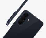 يظهر هاتف Galaxy A57 5G باللون الكُحلي الأوسوم بزاوية من الخلف، لإبراز نتوء الكاميرا الذي يضم الكاميرا ثلاثية العدسات. ويظهر هاتف Galaxy A57 5G آخر باللون الكُحلي الأوسوم من منظر جانبي، لإبراز التصميم النحيف.