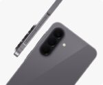 يظهر هاتف Galaxy A57 5G باللون الرمادي الأوسوم بزاوية من الخلف، لإبراز نتوء الكاميرا الذي يضم الكاميرا ثلاثية العدسات. ويظهر هاتف Galaxy A57 5G آخر باللون الرمادي الأوسوم من منظر جانبي، لإبراز التصميم النحيف.