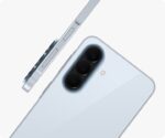 يظهر هاتف Galaxy A57 5G باللون الأزرق الثلجي الأوسوم بزاوية من الخلف، لإبراز نتوء الكاميرا الذي يضم الكاميرا ثلاثية العدسات. ويظهر هاتف Galaxy A57 5G آخر باللون الأزرق الثلجي الأوسوم من منظر جانبي، لإبراز التصميم النحيف.