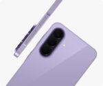 يظهر هاتف Galaxy A57 5G باللون الأرجواني الأوسوم بزاوية من الخلف، لإبراز نتوء الكاميرا الذي يضم الكاميرا ثلاثية العدسات. ويظهر هاتف Galaxy A57 5G آخر باللون الأرجواني الأوسوم من منظر جانبي، لإبراز التصميم النحيف.